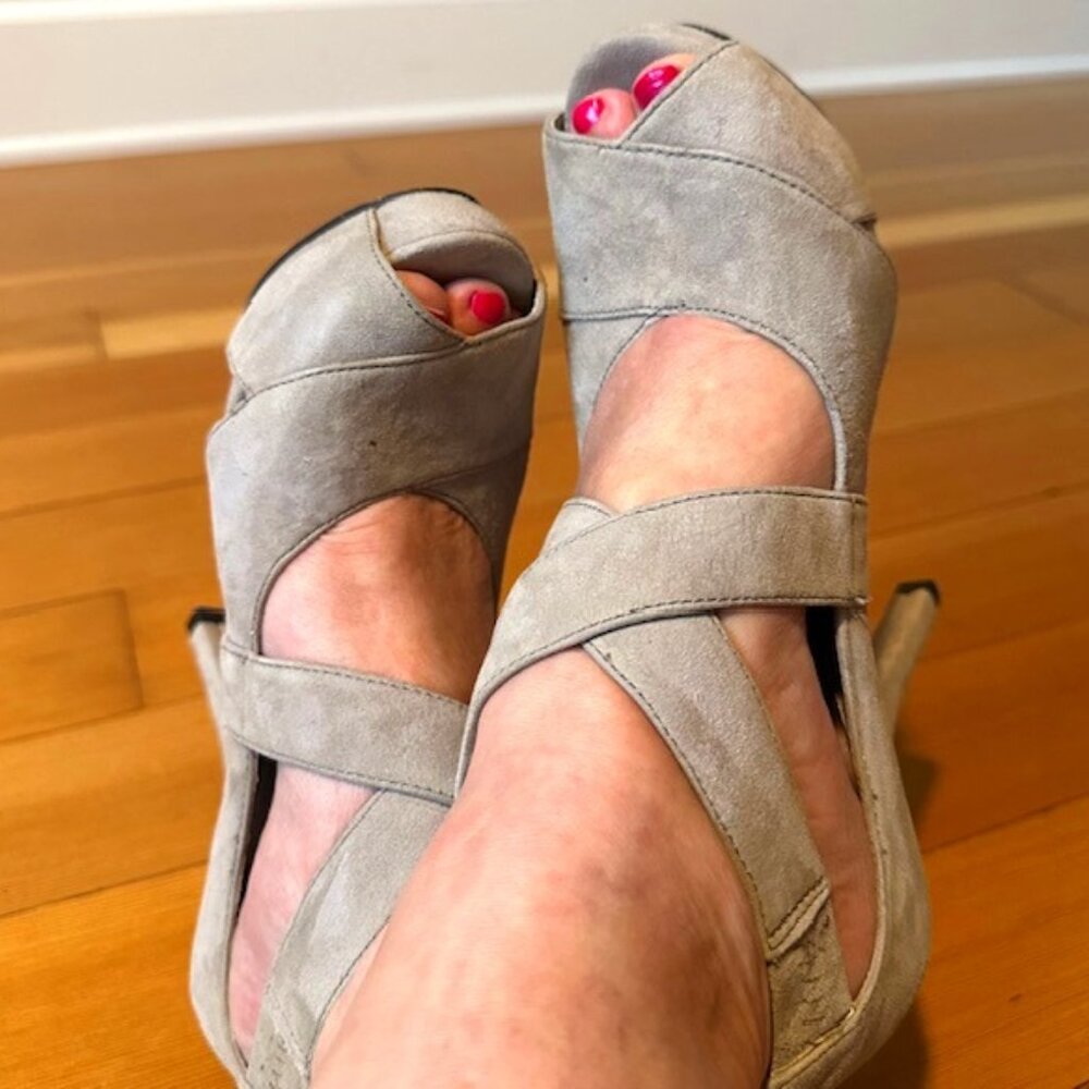 MICHAEL Michael Kors Taupe Gray, Suede, Criss Cross, Platform Heel. Women's 6.5M